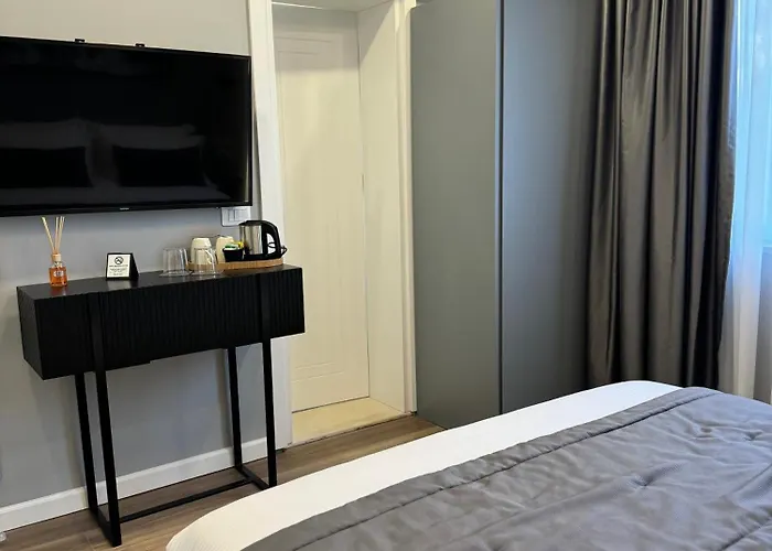 L'hotel מלון טיראנה